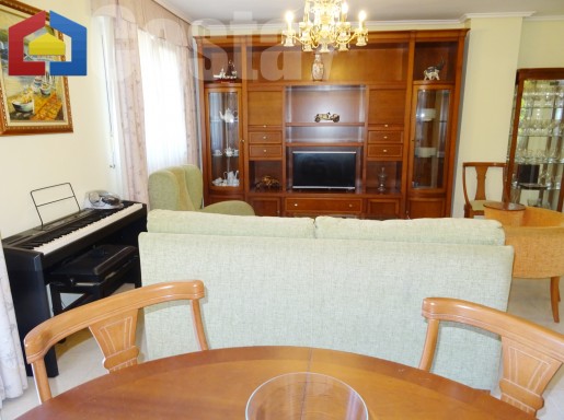 Adosada en venta en Castillo con 4 habitaciones, 3 baños y 190 m<sup>2</sup> por 240.000 €